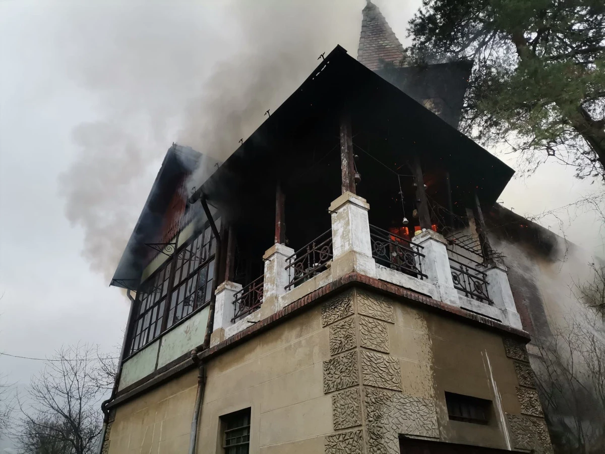 Un incendiu violent a cuprins o casă din Ghioroc