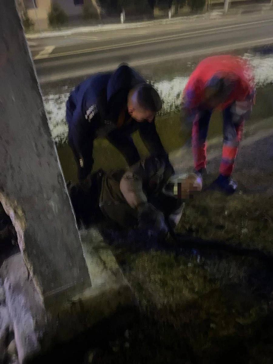 Un jandarm aflat în timpul liber a acordat primul ajutor unui bătrân de 80 de ani, care a căzut cu mopedul în șanț