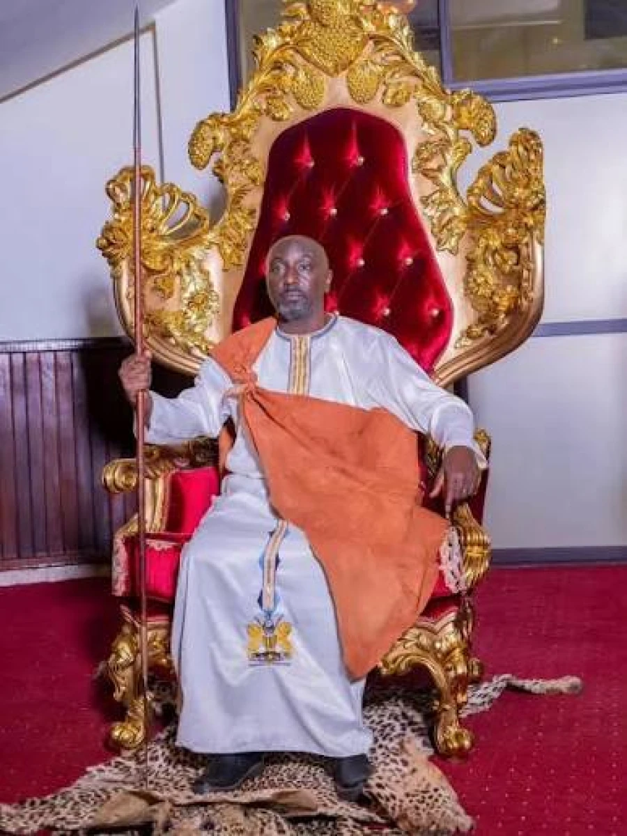 Un jurnalist de televiziune urmează să fie încoronat rege în Uganda. Succesiunea, contestată de regina-mamă