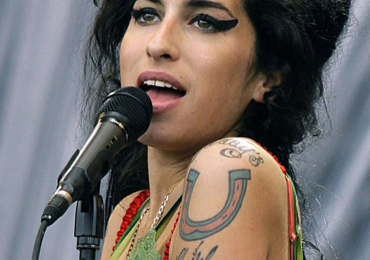 Un lungmetraj biografic dedicat cântăreţei Amy Winehouse ar putea fi lansat anul viitor