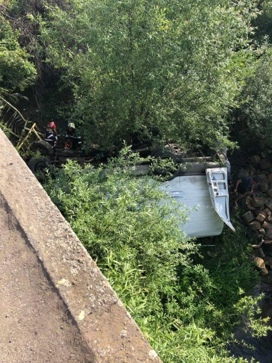 Un microbuz a căzut de pe pod la Seleuș. Două persoane sunt încarcerate