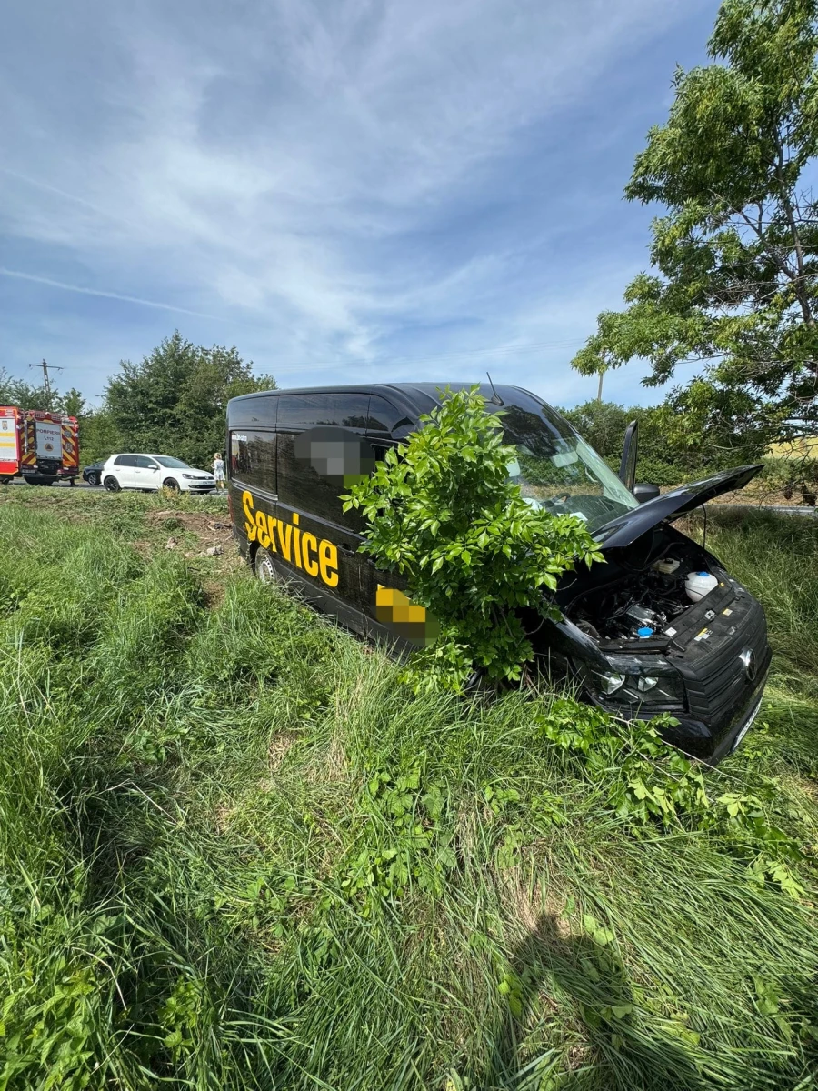 Un microbuz a ieșit de pe șosea între Vinga și Șagu. O persoană a fost transportată la spital