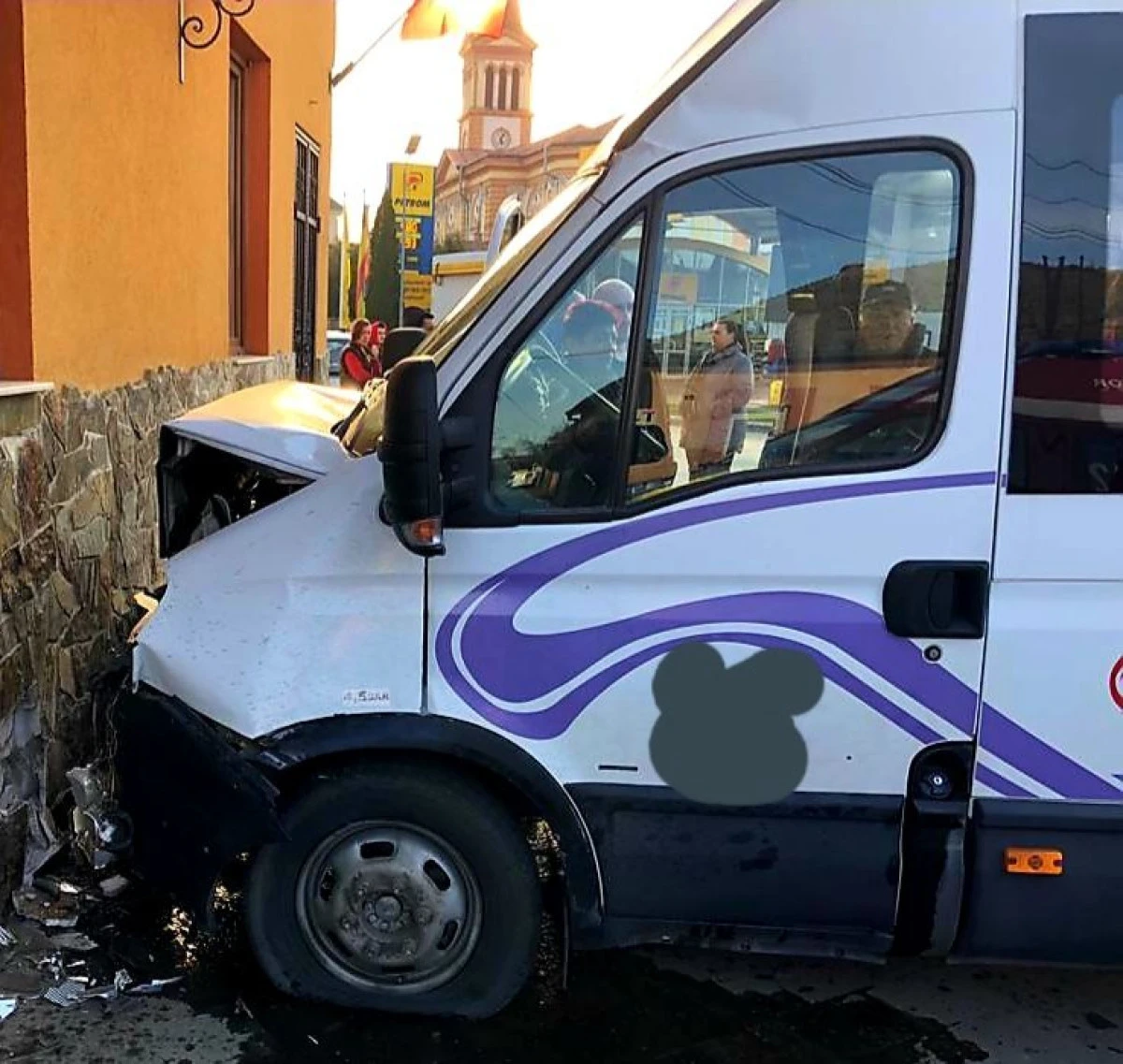 Un microbuz cu 10 persoane a intrat într-o casă, în Lipova