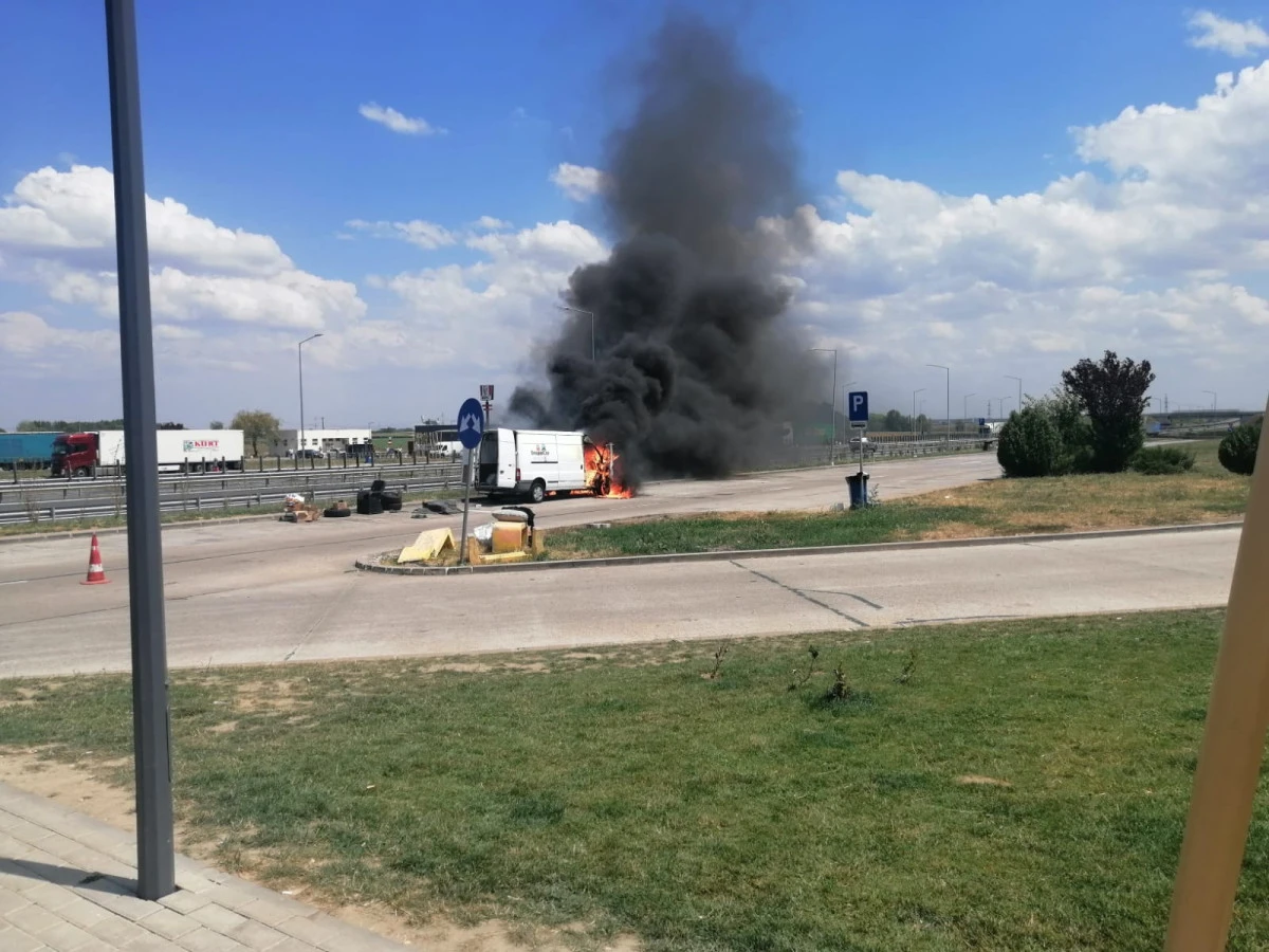 Un microbuz s-a făcut scrum pe autostrada Nădlac-Arad