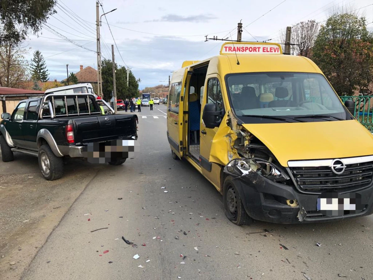 Un microbuz școlar în care se aflau 12 copii, implicat într-un accident la Ghioroc