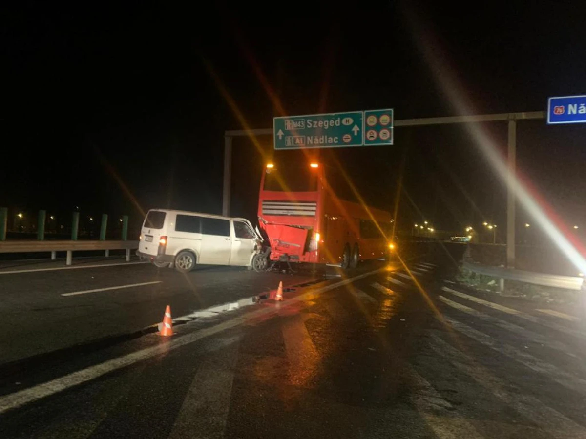 Un microbuz și un autocar, implicate într-un accident pe autostrada Deva-Nădlac