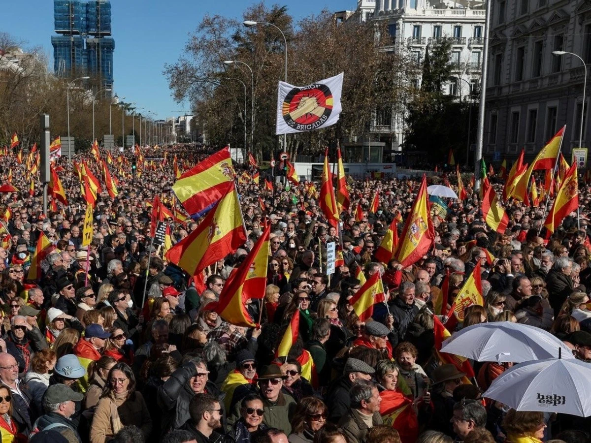 Un milion de spanioli au ieșit în stradă să sprijine personalul medical