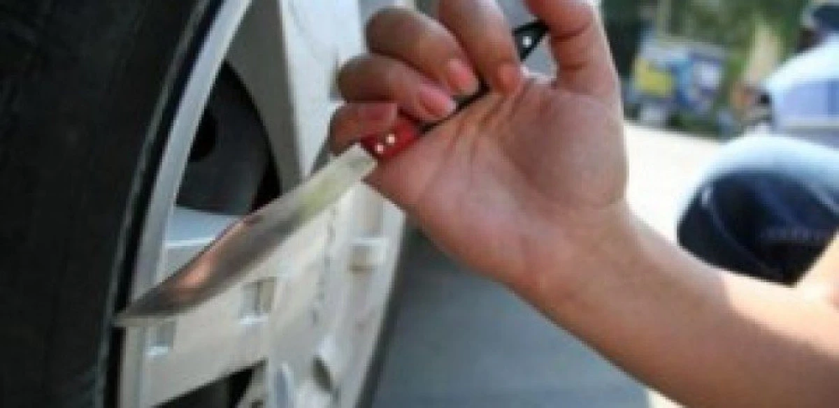 Un minor a tăiat cauciucurile mai multor autoturisme pe Calea Bodrogului