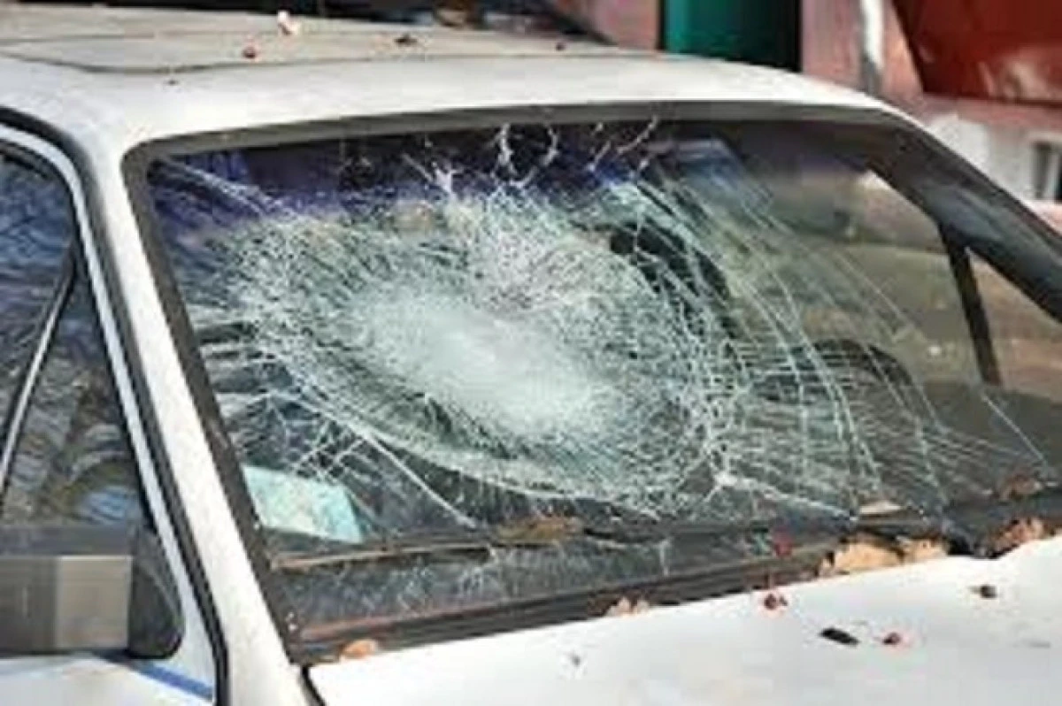Un minor din Arad, prins după ce a spart parbrizul unui autoturism