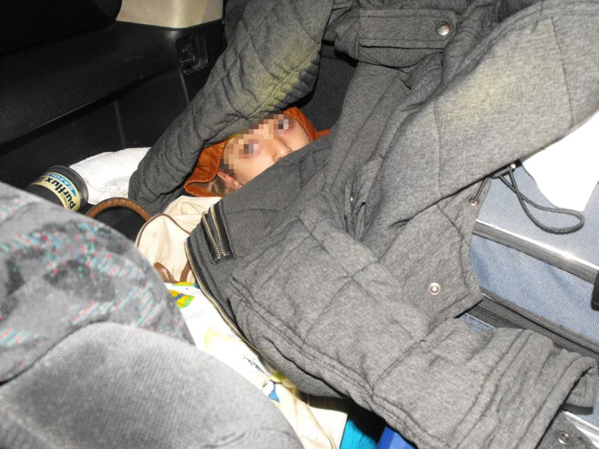 UN MINOR IN VARSTA DE 7 ANI, DESCOPERIT IN PORTBAGAJUL UNEI MASINI, DE POLITISTII DE FRONTIERA