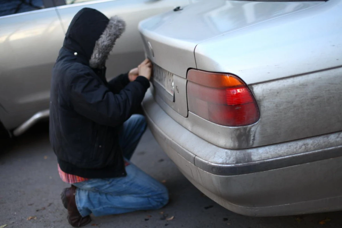 Un minor și un tânăr de 20 de ani, prinși după ce au furat o trusă de unelte și un ghiozdan