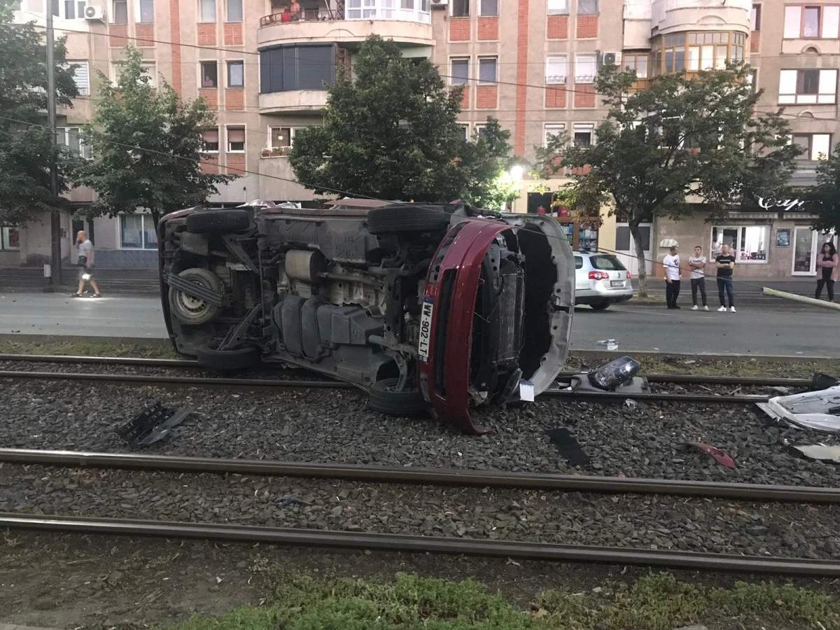 Un mort şi un rănit grav, după ce un microbuz a rupt un stâlp din beton şi s-a răsturnat