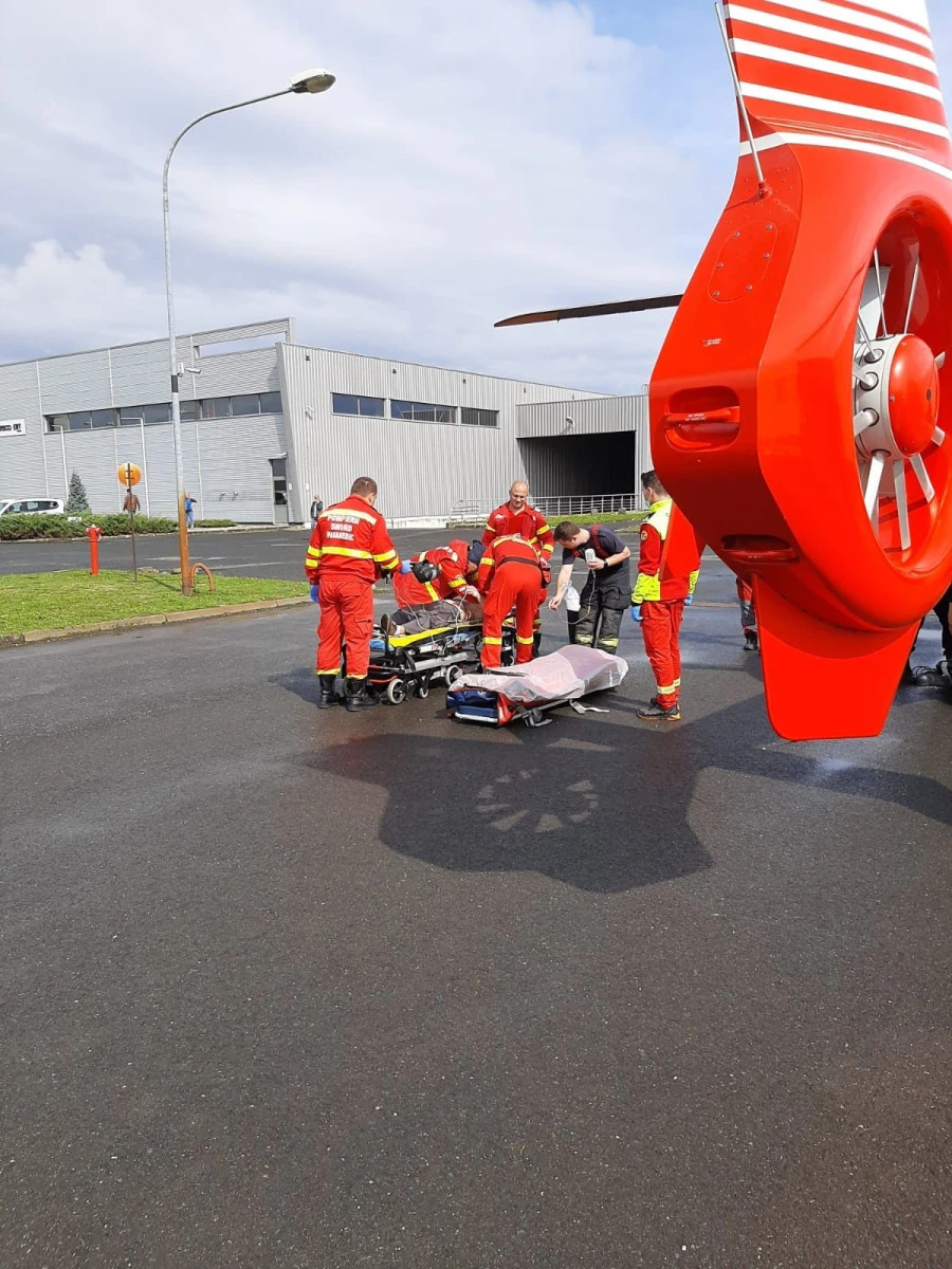 Un muncitor din zona industrială Curtici, transportat de urgență cu elicopterul, după ce i-a fost smulsă mâna din umăr