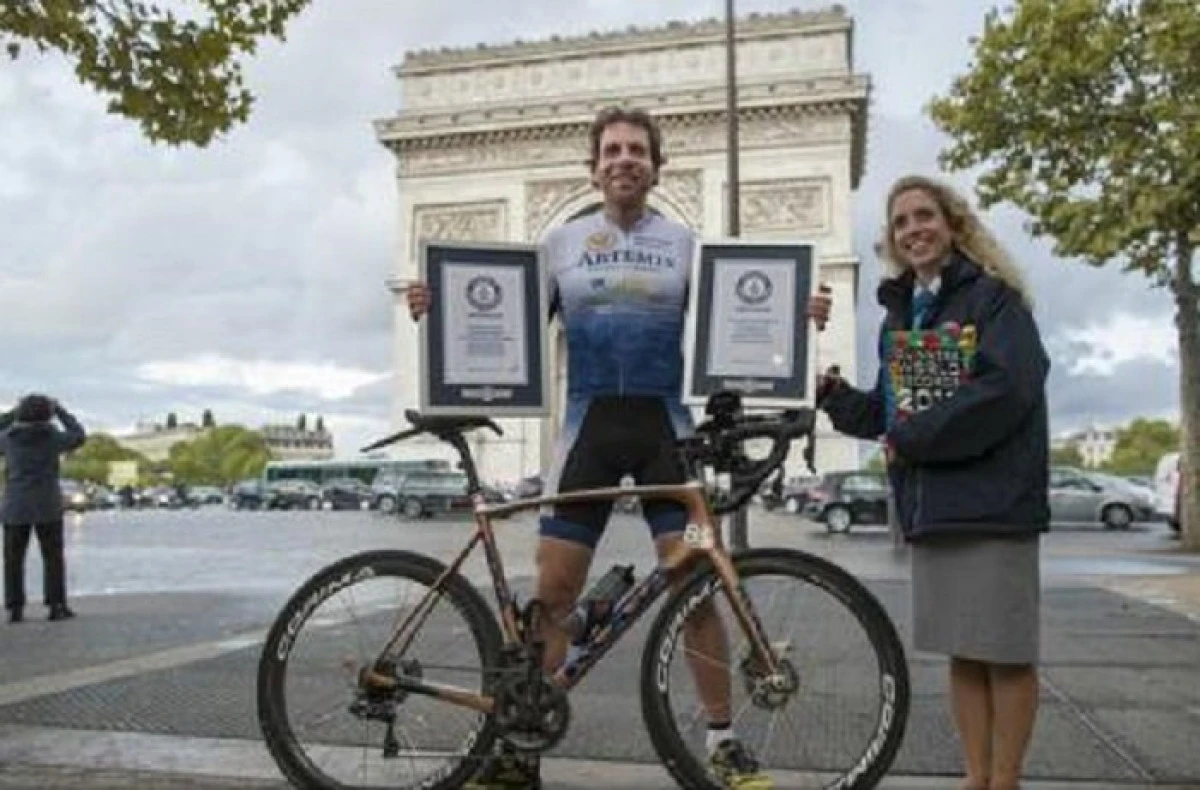 Un nou record mondial pentru cea mai rapidă traversare a planetei pe bicicletă