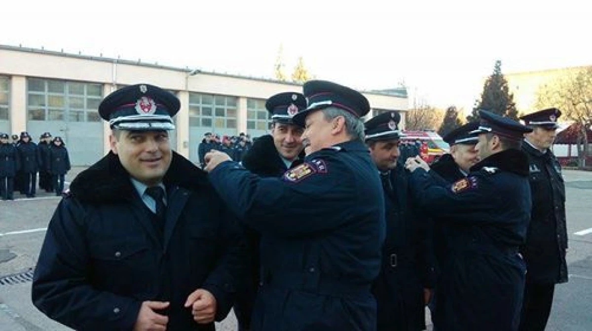 Un ofițer și patru subofițeri de la ISU Arad, avansați în grad de 1 Decembrie
