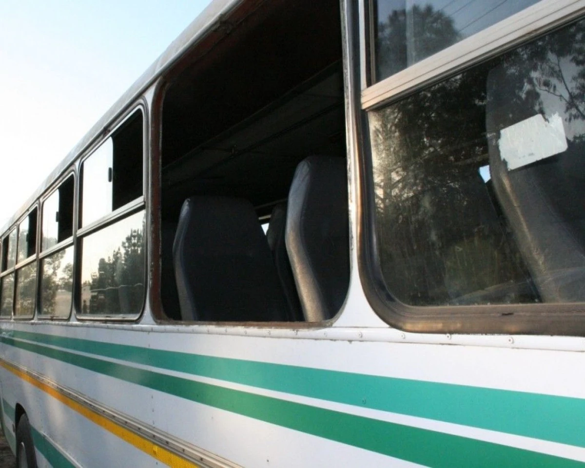 UN PECICAN S-A IMBATAT SI A LASAT TREI CASE SI UN AUTOBUZ FARA GEAMURI