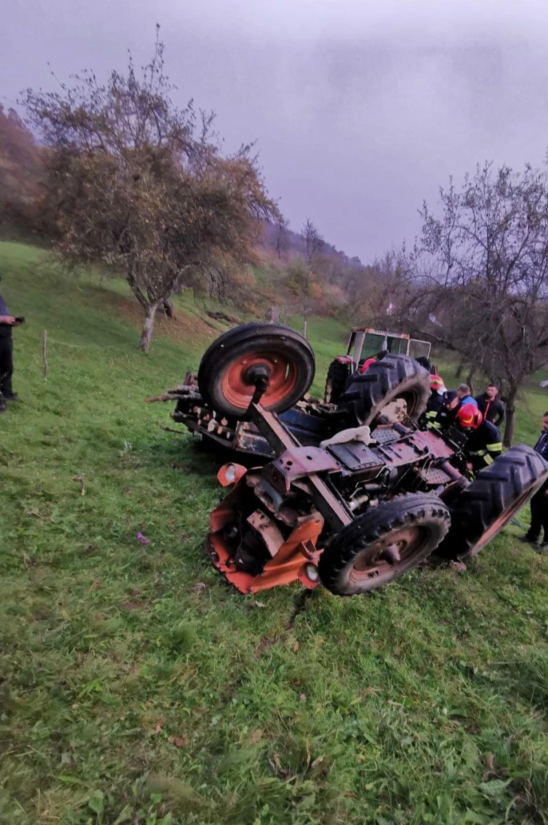 Un pensionar din Lazuri a murit strivit de tractor