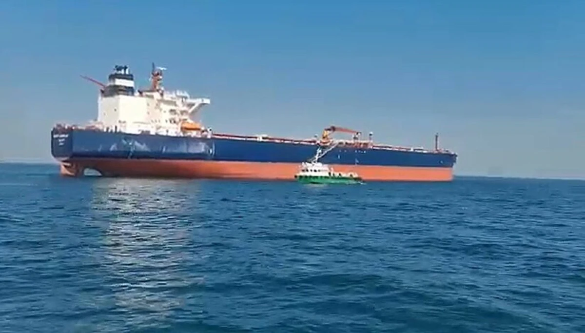 Un petrolier chinez, lovit de o rachetă lansată de rebelii houthi în Marea Roşie