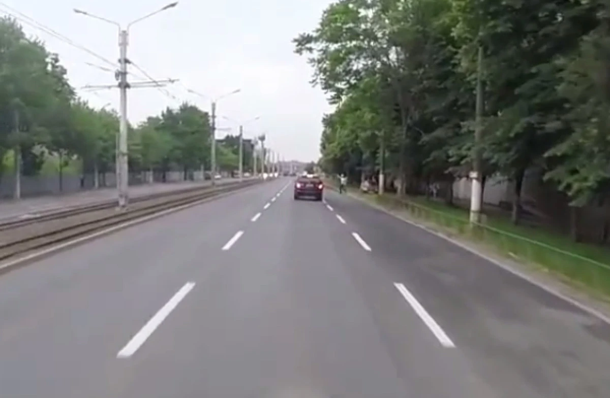 UN POLITIST A FOST LA UN PAS SA FIE LOVIT DE O MASINA PE CARE INCERCA S-O OPREASCA, PE CALEA AUREL VLAICU (VIDEO)