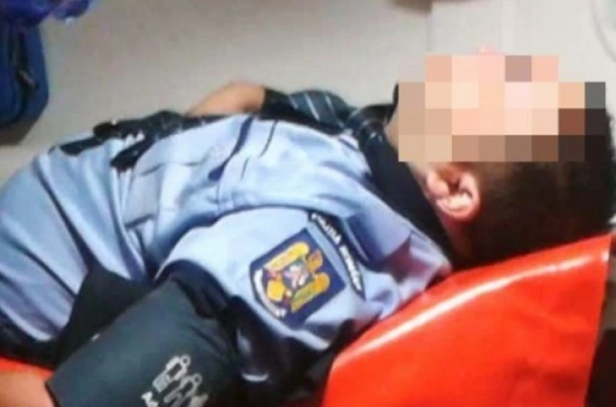 Un polițist a fost tăiat cu o macetă, în fața unui club din Arad