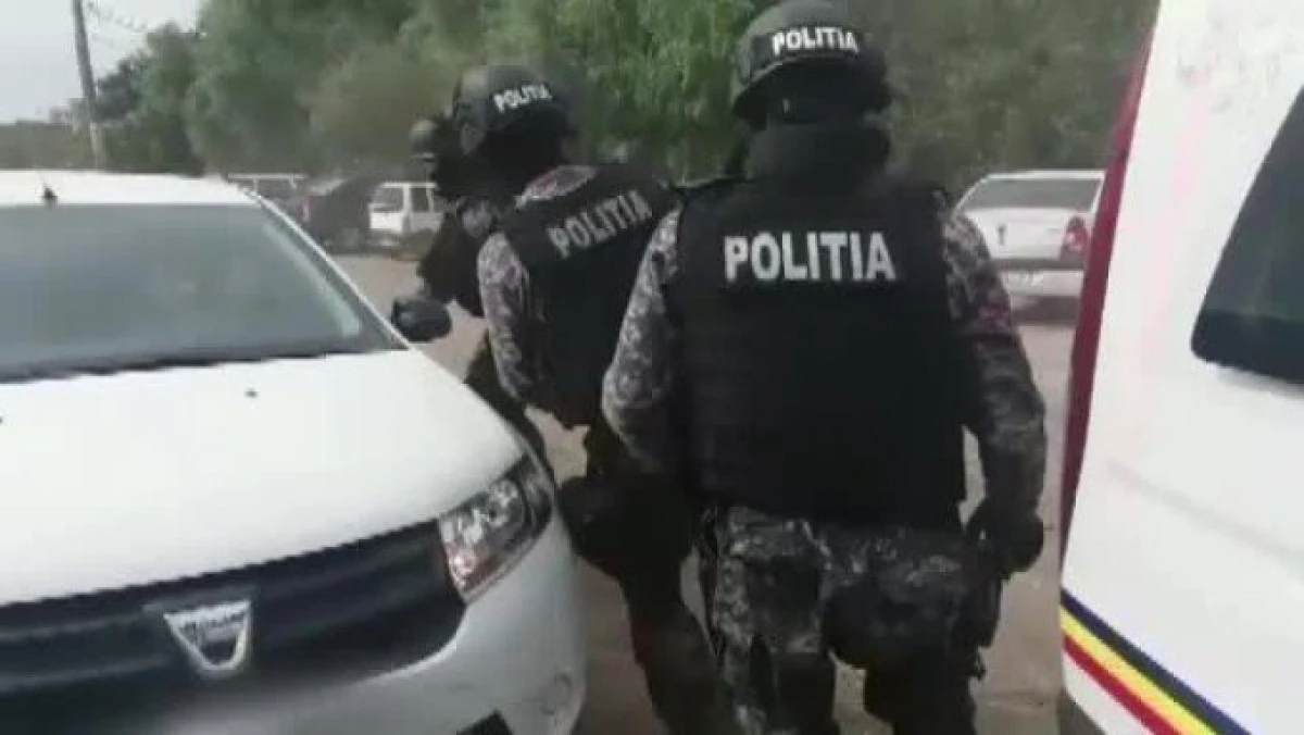 Un polițist de la trupele speciale, atacat cu o sabie în timpul unei percheziții