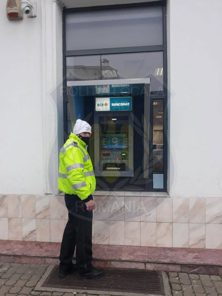 Un poliţist local a găsit 1.000 de lei în bancomat. Ce a urmat...