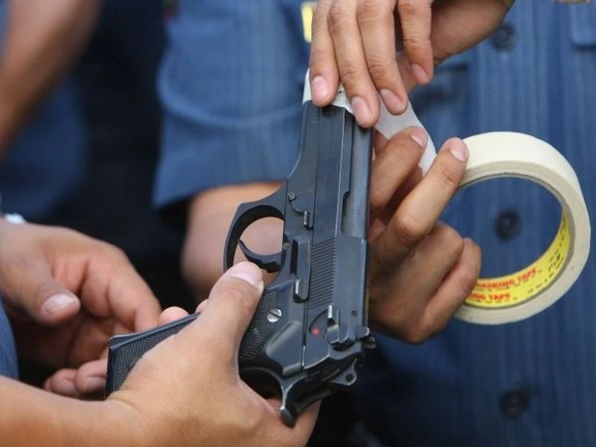 UN POLITIST S-A IMPUSCAT IN CAP CU ARMA DIN DOTARE