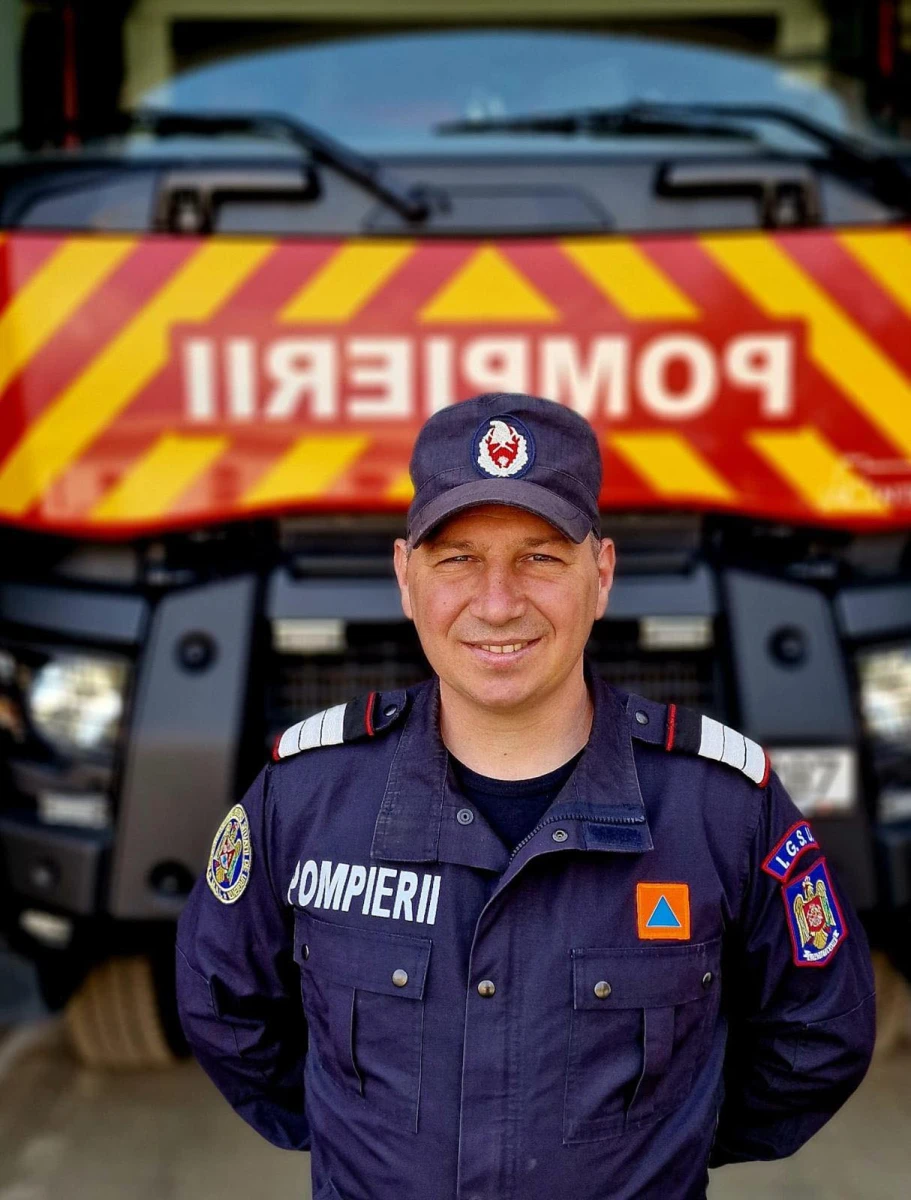 Un pompier aflat în timpul liber s-a luptat cinci ore cu incendiul de vegetație din zona localității Stejar