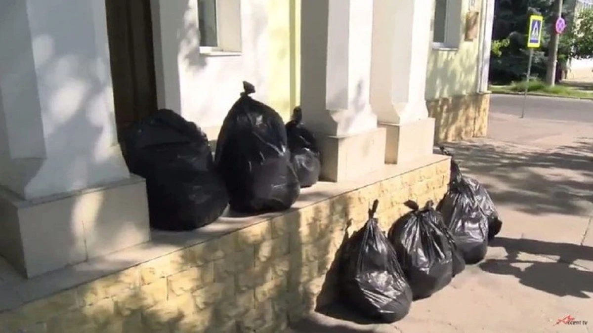 Un primar cu inițiativă! Ce 'surpriză' le face sătenilor care aruncă gunoiul pe câmp