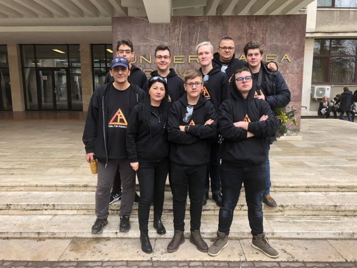 Un robot construit de câţiva elevi arădeni, în competiţia First Tech Challenge Romania