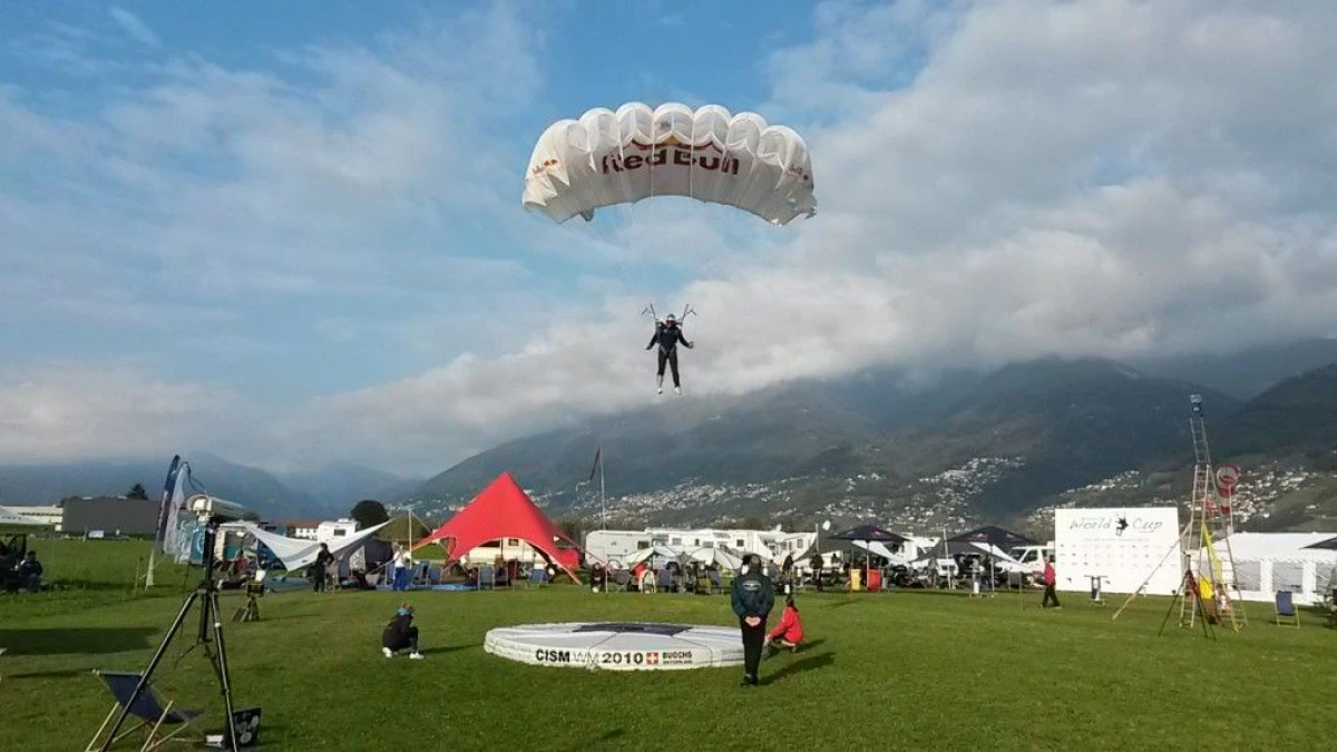 UN ROMAN VICECAMPION MONDIAL LA PARASUTISM