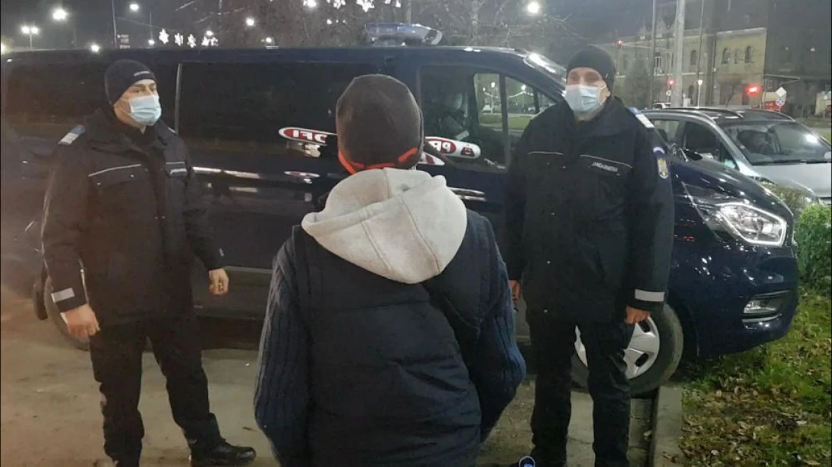 Un sătmărean care figura în carantină la domiciliu a fost găsit de jandarmi pe o stradă din Arad