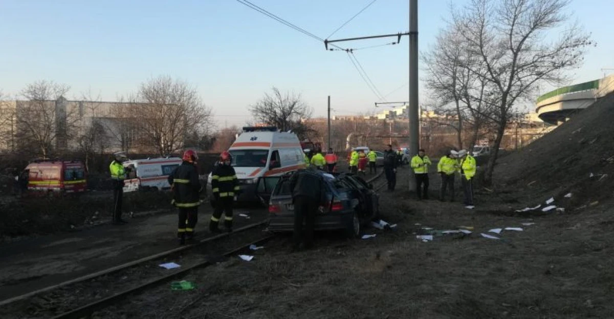 Un șofer a zburat cu BMW-ul de pe Pasajul Micălaca