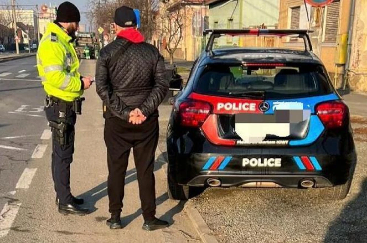 Un şofer din Arad, amendat de polițiști după ce și-a vopsit mașina și a scris pe ea "POLICE"