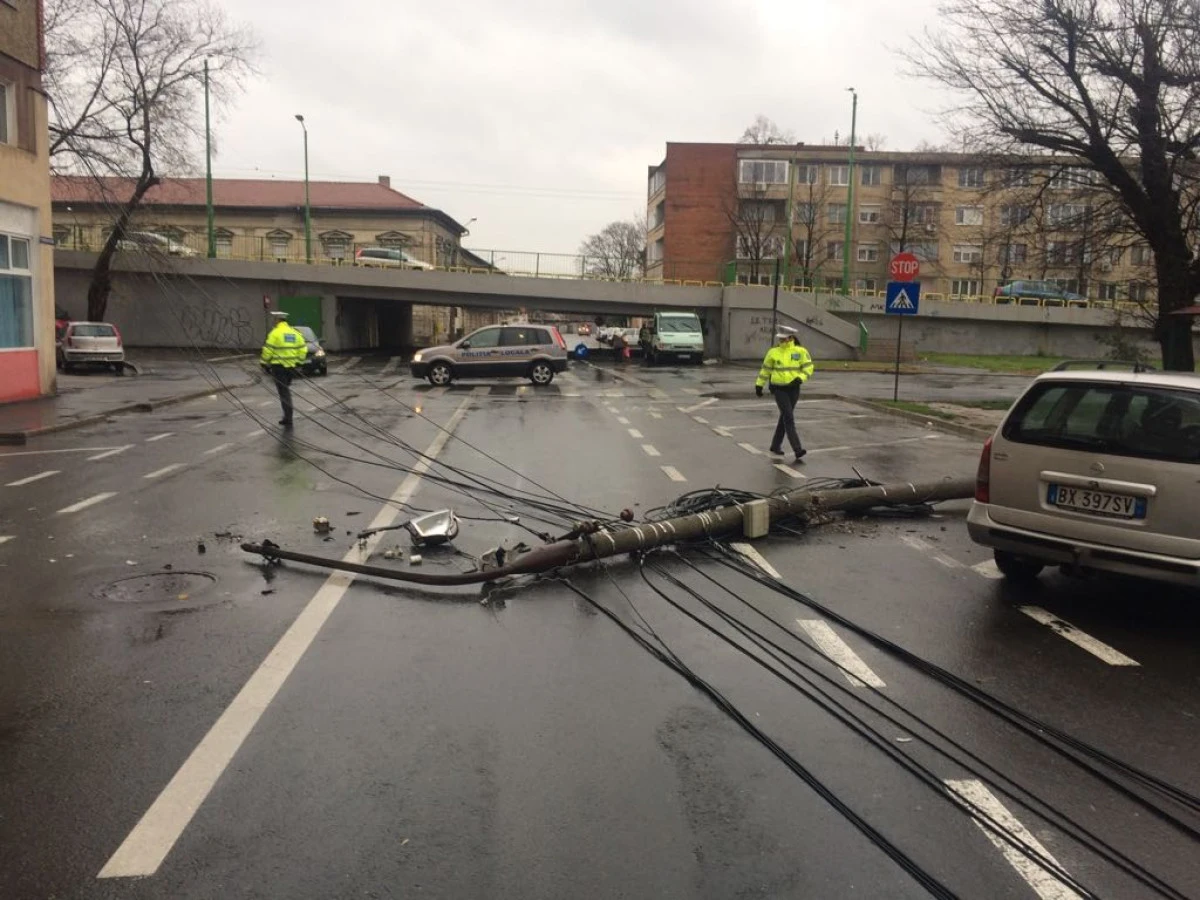 Un stâlp de iluminat s-a prăbușit în Piața Caius Iacob