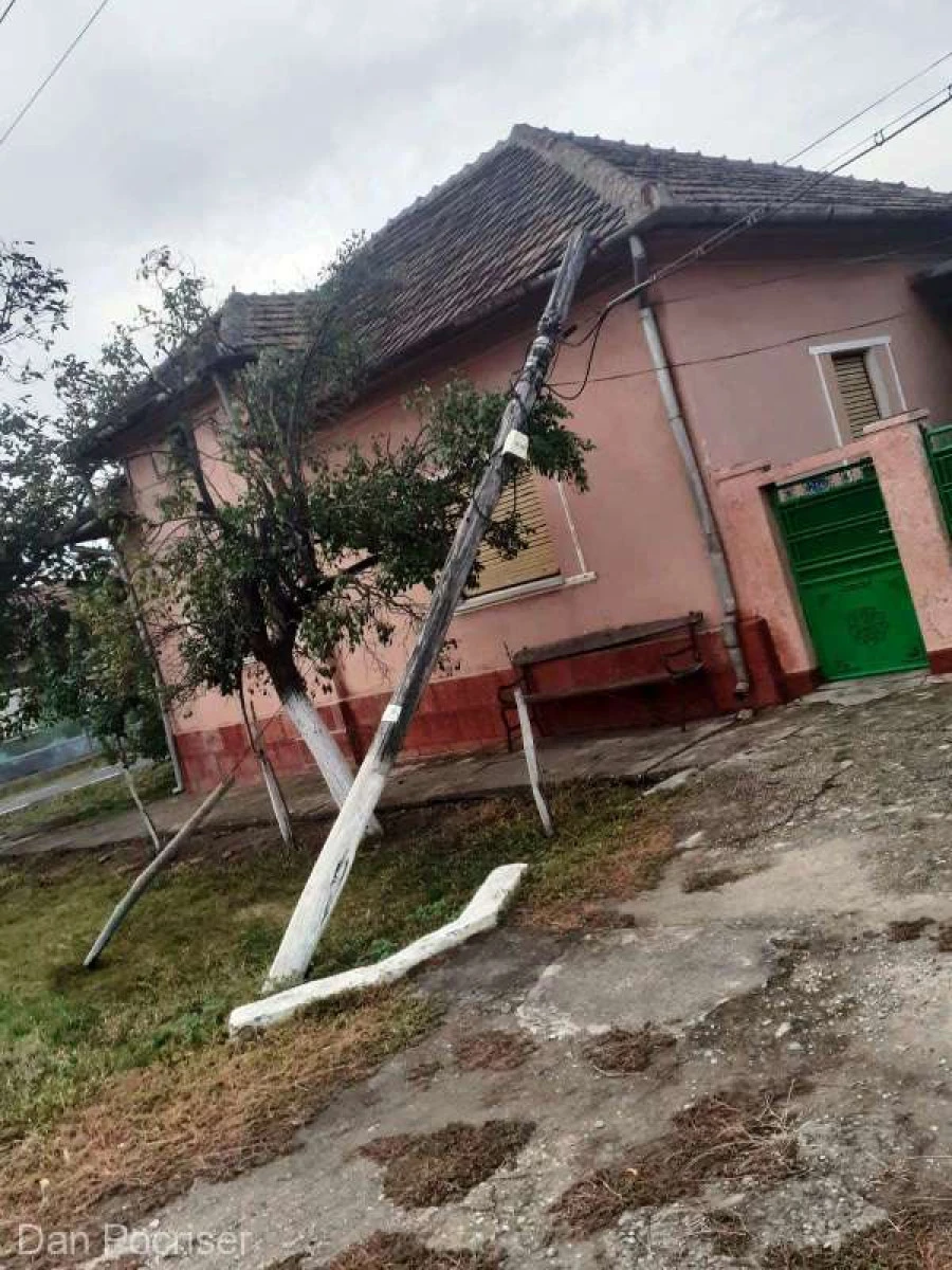 Un stâlp de telecomunicaţii a căzut pe casa unei bătrâne din Măderat, iar cei responsabili nu se grăbesc să îl ridice