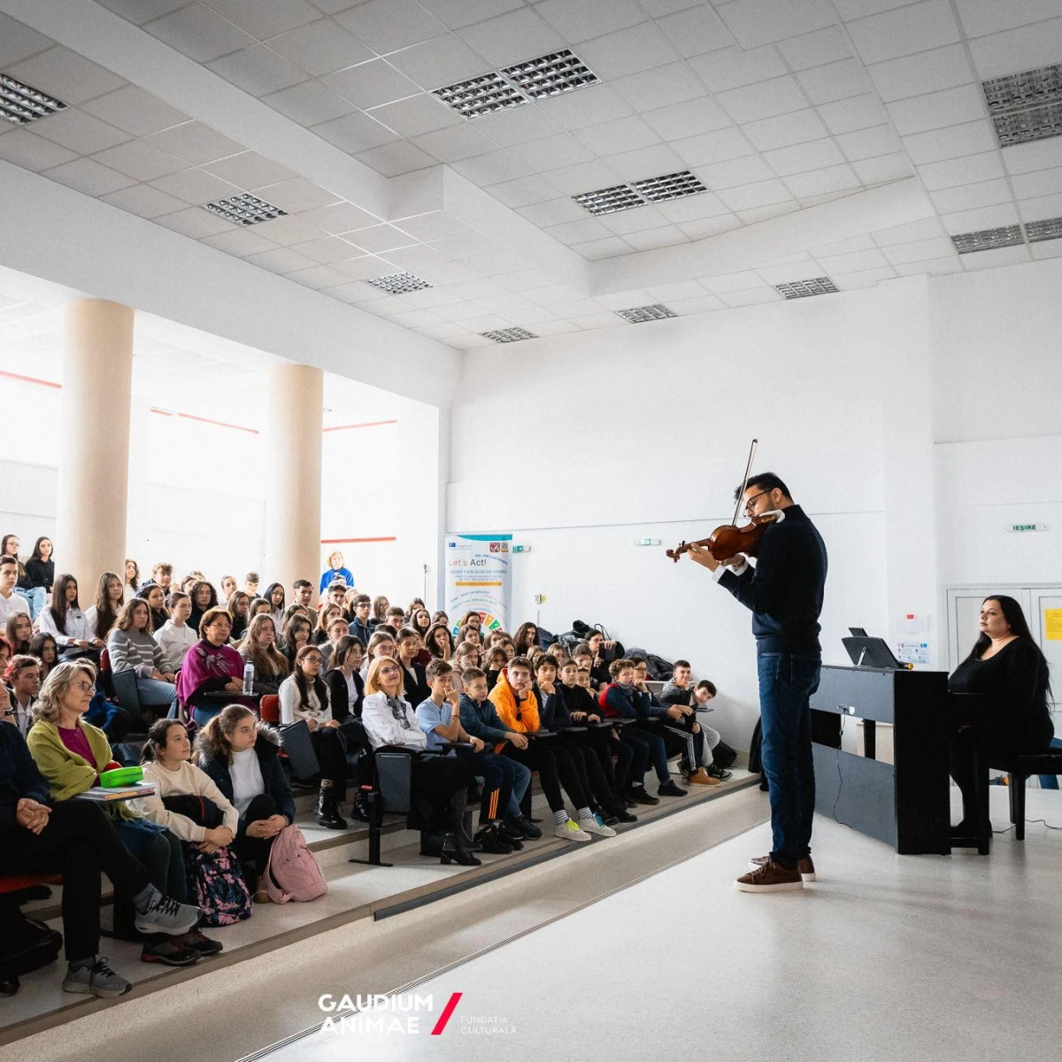 „Un Stradivarius în școli” – Ediția specială pentru copii deficienți de vedere ajunge la Arad