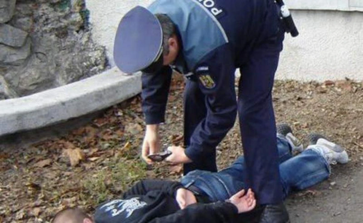 Un tâlhar de 16 ani a lovit o femeie pentru a-i lua telefonul, după care l-a vândut în Piața Catedralei