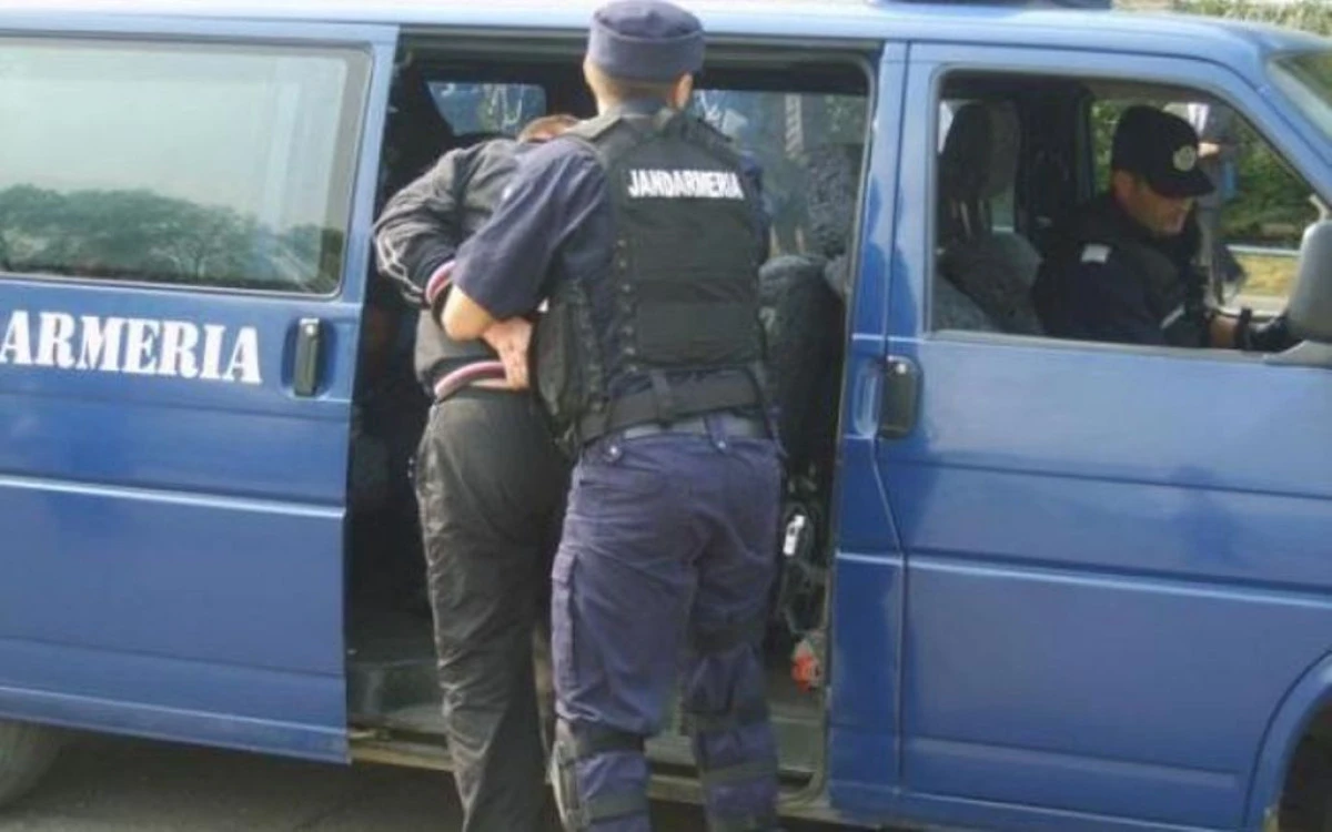 UN TANAR A FOST PRADAT DE TELEFOANELE MOBILE DE CATRE TREI INDIVIZI