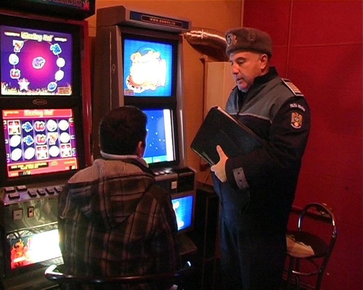 Un tânăr a furat 1.100 de lei și i-a ”tocat” la păcănele