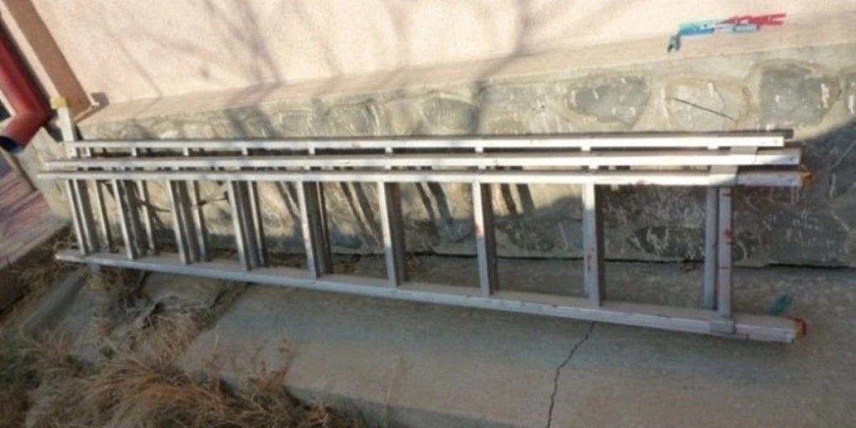 UN TANAR A FURAT O SCARA DIN ALUMINIU DINTR-UN IMOBIL