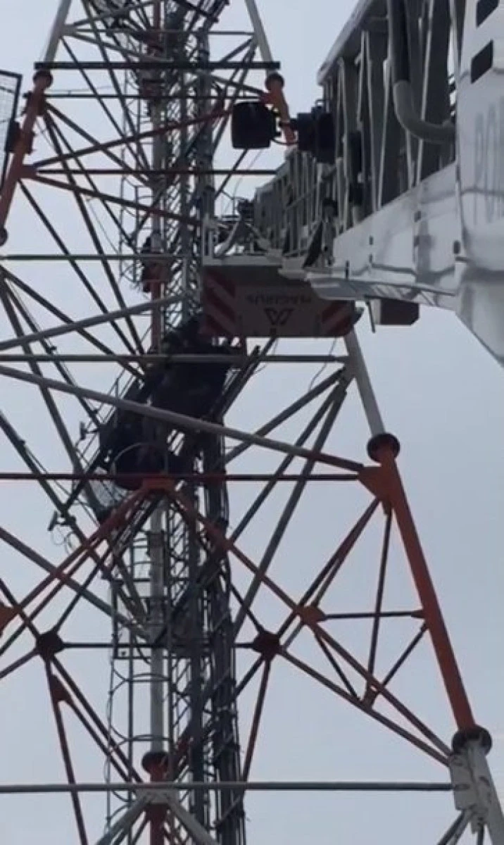 Un tânăr a vrut să se arunce în gol de pe un stâlp de telefonie. A fost salvat de pompieri