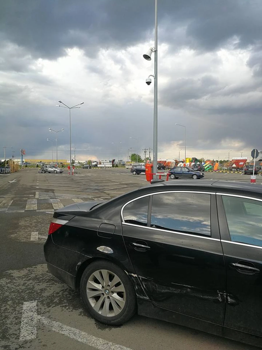 Un tânăr de 19 ani a distrus o mașină aflată în parcarea unui magazin, lovind-o cu piatra