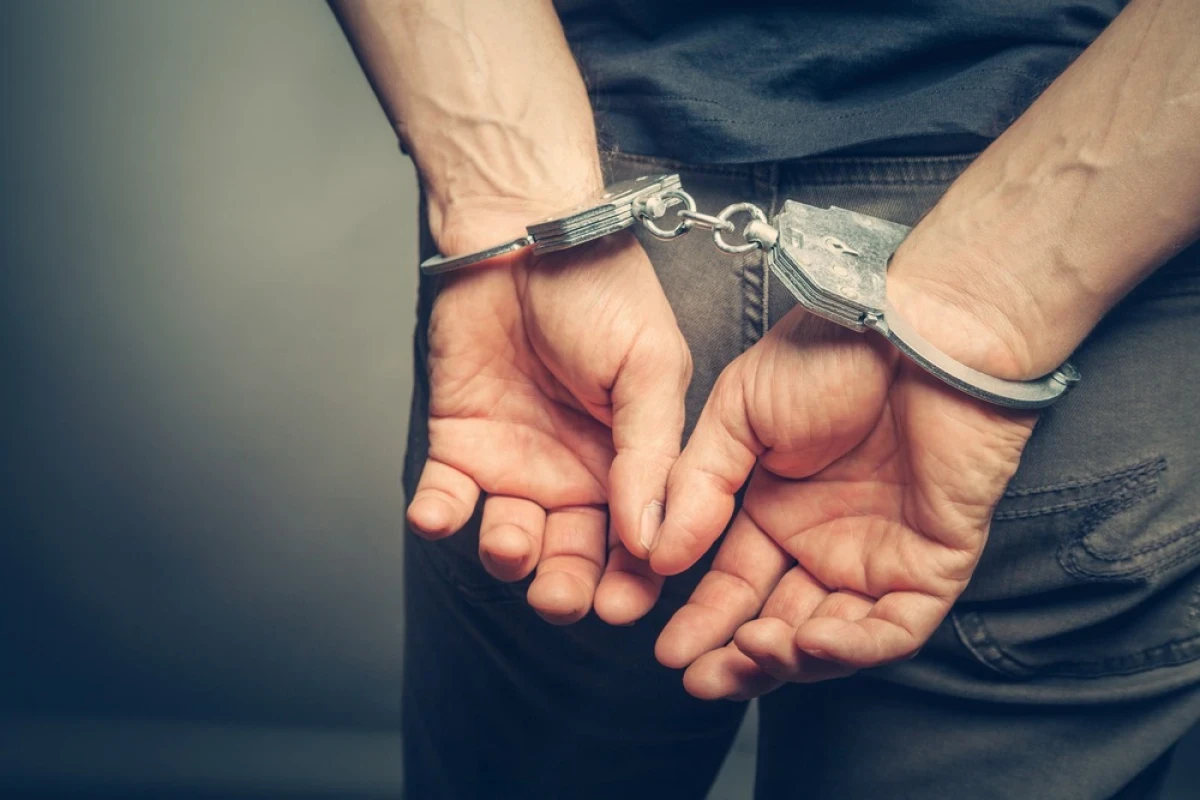 Un tânăr de 19 ani a fost arestat în Arad, după ce a agresat un polițist și a încercat să-i fure arma