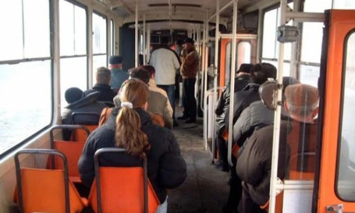 Un tânăr de 19 ani, prins la furat în tramvai