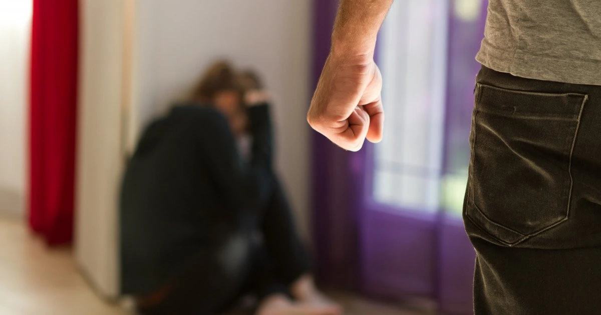 Un tânăr de 28 de ani a amenințat o femeie la ea în casă