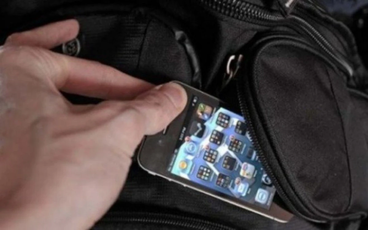 Un tânăr din Ghioroc, prins în flagrant în timp ce încerca să vândă un telefon furat