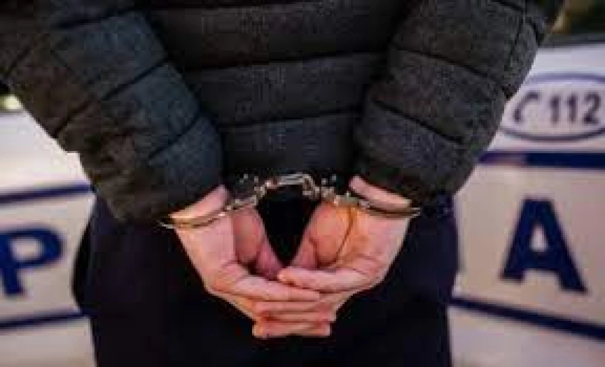 Un tânăr din Sântana a furat o mașină, fiind prins pe DN79. Era băut și nu deținea nici permis de conducere