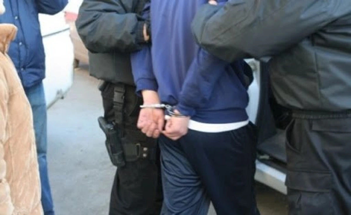 Un tânăr din Sântana a încălcat ordinul de protecție și și-a agresat tatăl. A fost reținut de polițiști