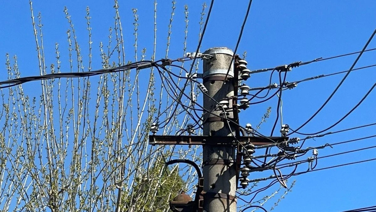 Un tânăr din Șiria a murit după ce s-a curentat pe un stâlp de electricitate, pe care se urcase pentru lucrări